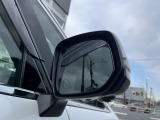 後方からの車両を検知し知らせてくれる、ブラインドスポット装備!