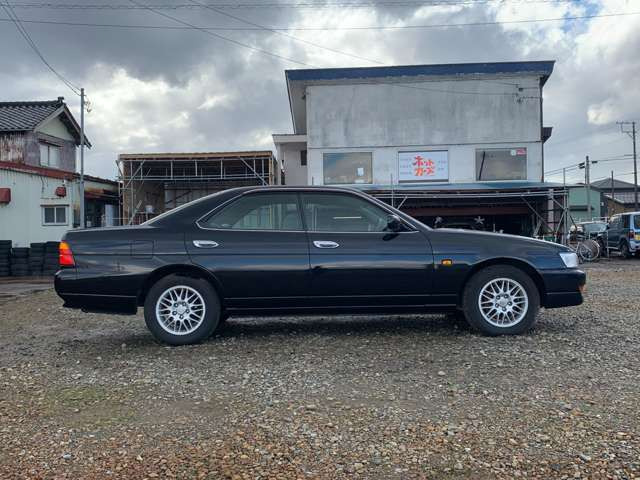 中古車 日産 ローレル 2.0 メダリスト アルミ付き 禁煙車