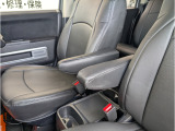 運転席と助手席にはアームレストが装着されてます。ゆったりとした姿勢でくつろぐ事が出来て快適ですよ。