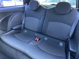 MINIならではのホールド力の高いシートを使用しております。後席には、チャイルドシートも取付可能です。