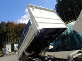 鳥居にふくらみやヘコミ等はみられません。