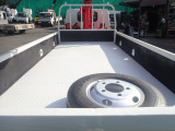 最大積載量:2000kg 荷台寸法:L370 W179 H38 床:シマ鉄(縞鋼板)