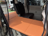 片側だけ収納して3名乗車+ベッド仕様も可能です♪