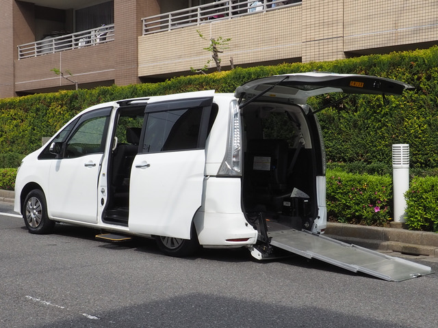 セレナ  福祉車両 車いす2名7名乗り