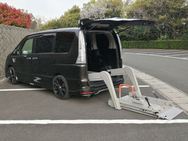 セレナ 2.0 ハイウェイスター S-HYBRID チェアキャブリフタータイプ 車検令和9年7月!...