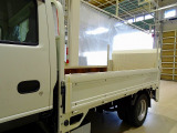 荷台内寸:307&times;162&times;38 三方開 床/前立て鳥居鉄板張り 垂直PG/600kg 長:100cm/有効長:87cm 幅:158cm 左リア支柱PG上下スイッチ 左シャシリアPGスイッチコード