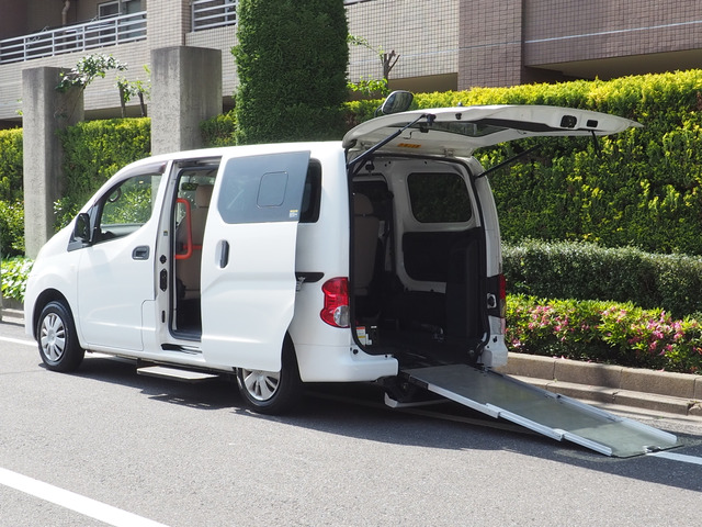 NV200バネットバン  福祉車両・手動スロープ・車いす1名・6人