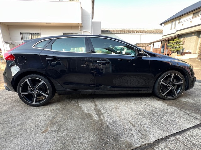 ボルボ V40 T5 Rデザイン 黒革シート・ナビ・ETC・バックカメラ の中古