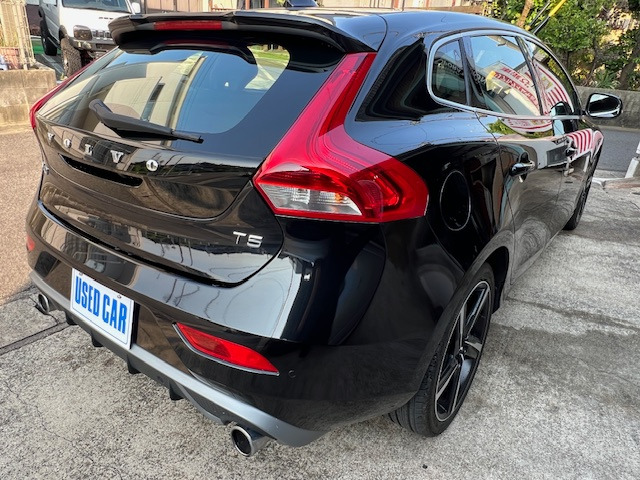 ボルボ V40 T5 Rデザイン 黒革シート・ナビ・ETC・バックカメラ の中古