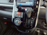 シフトの操作もしやすいインパネ部分にあり、シフトの位置が確認しやすい部分にあるので入れ間違い防止にもなり安心です。フロアもその分広々してます!センターパネルも黒内装に合わせた色で統一感あり見た目も◎