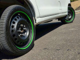 15インチ夏タイヤ・他車種流用スチールホイール!蛍光グリーンのリムステッカー付!!ただの鉄チンホイールに見えてこれは別の普通乗用車のホイールにタイヤを引っ張り装着してます!別にに車検用貨物タイヤ付き!