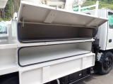 左右工具箱はともに2段で、作業に必要な様々な工具が収納できます。