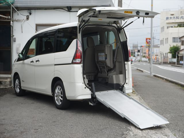 セレナ 2.0 X チェアキャブ スロープタイプ 車いす1名 セカンド仕様 禁煙車エマージ...