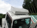 キャビンの上にも箱がありますので荷物を置けるようになっております。