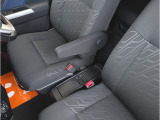 運転席にはアームレストが備わっております。加えてオプション品のセンターコンソールも付いてますので収納に重宝しますよ