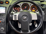 スポーツカーらしいメーターパネル/大排気量NAのレスポンスを体感できる大径タコメーター