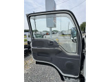 助手席側ドア内側:いすゞエルフ深ダンプ H28年車✨型式TPG-NKR85AD👍積載3t💪 車検1年付でのお渡し😊ECONO🍀ASR🍀HSA🍀マニュアル6速・ETC・キーレスキー・オートサイドミラー