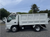 車両左側:いすゞエルフ深ダンプ H28年車✨型式TPG-NKR85AD👍積載3t💪 車検1年付でのお渡し😊ECONO🍀ASR🍀HSA🍀マニュアル6速・ETC・キーレスキー・オートサイドミラー
