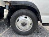 右側前方タイヤ:山あります🏔いすゞエルフ深ダンプ H28年車✨型式TPG-NKR85AD👍積載3t💪 車検1年付でのお渡し😊ECONO🍀ASR🍀HSA🍀マニュアル6速・ETC・キーレスキー