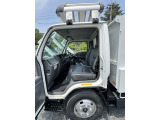 助手席側からみた内装:いすゞエルフ深ダンプ H28年車✨型式TPG-NKR85AD👍積載3t💪 車検1年付でのお渡し😊ECONO🍀ASR🍀HSA🍀マニュアル6速・ETC・キーレスキー