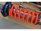フロントストラットには倒立式を採用スプリングはF8kR8kのX COILS PLUS