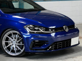 フロントビュー/程よいローダウンとAGWHEELS19インチアルミの装着で、ラピスブルーの車体がより一層映えるドレスアップが施されたゴルフRです!