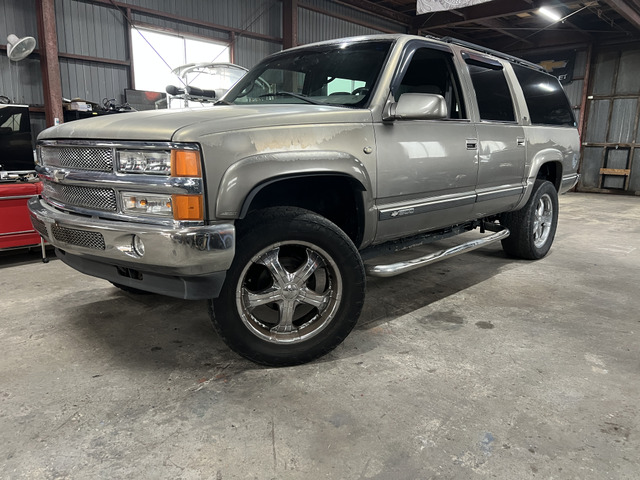 サバーバン 1500 5.3 V8 4WD リフトアップ 現状渡し