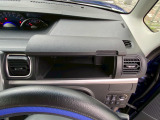 運転席前にも小物入れがあります★