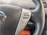 クルーズコントロール装備。スイッチはホーンボタン右側に配置されてます。本革巻きのステアリングは握った感触がよく操作の際もウレタン製に比べて手が滑りにくいので安心です。