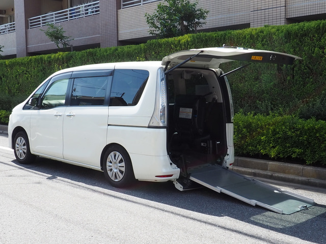 セレナ  福祉車両チェアキャブスロープ車いす2名