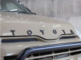 グリル上部に人気のクラシックTOYOTAエンブレムを装着し当店こだわりのカスタムを施しております。