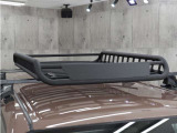 新品ルーフラック付きです!キャンプやアウトドアシーンなどに行く時など、たくさんの荷物を運ぶ際に役に立つ便利なアイテムです♪