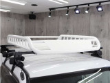 新品ルーフラック付きです!キャンプやアウトドアシーンなどに行く時など、たくさんの荷物を運ぶ際に役に立つ便利なアイテムです♪