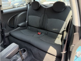 MINIならではのホールド力の高いシートを使用しております。後席には、チャイルドシートも取付可能です。