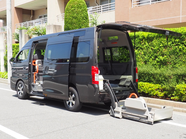 NV350キャラバン  福祉車両・電動リヤリフター・車いす4名・