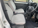 運転席、助手席は乗用タイプのモケットタイプに交換してありますので、冬はお尻が冷たくありません