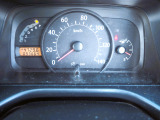大型で見やすいメーターです。走行93664Kmです。走行距離はデジタルなので簡単に書き換えできますが、当社は売る為にメーターの書き換えは一切行いません