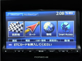 純正クラリオン製HDDナビを装備。地デジやDVD/CDのほか、ブルートゥース接続など様々なメディアに対応しています。その他、バックカメラ・左右独立温度調整オートエアコンも備えます。