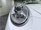 ポルシェにありがちな、ヘッドライトレンズ表面のハードコートが劣化してしまう現象も無く、透明感のある綺麗な状態が保たれております。夜間のドライブも安心の高輝度バイキセノンヘッドライトを採用しております。