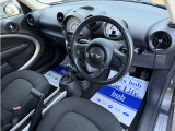 すっきりとしたシンプルな内装の造りは欧州車の魅力!細部にまでこだわり抜かれたデザインが自慢ですので是非じっくりとご覧くださいませ。
