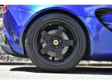 【気持ち良くご納車致します】仕上げ専門スタッフによる、専用ポリッシャーによるボディの磨き仕上げ、ホイール、タイヤハウス内側の清掃、内装の抗菌クリーニング、各部スイッチ、ハンドル、細部の清掃を行います。