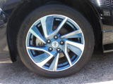 純正17インチアルミホイール。ノーマルタイヤ付き。