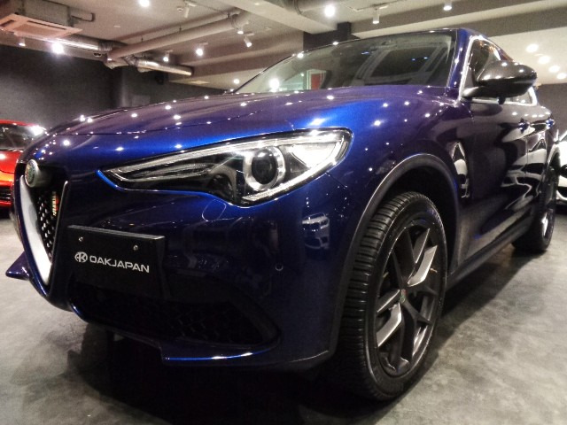 ステルヴィオ2.0ターボエンジン8速パドルS4WD白