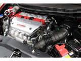 ☆エンジンルームもクリーニング済みです!ホンダの名エンジン『K20A』i-VETCエンジンです!高回転まで気持ちよく吹け上がります!タイミングチェーン式なのもうれしいですね!