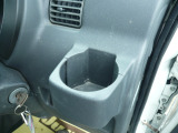 運転席側ドリンクホルダー届きやすい位置にあるので使い勝手がいいですよ!