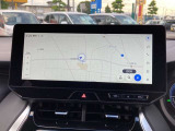 大画面12.3インチの鮮明な地図と映像がご覧いただけます。センター通信型コネクトナビの対応に加え、通信が途切れて万一保持する地図情報の外に出てしまった場合でもナビ機能が利用できる車載ナビ機能も搭載
