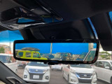 後席に乗っている人などで見えにくくなりがちなルームミラー、インテリジェントルームミラーは、車両後方のカメラ映像をミラー面に映すので、車内の状況や天候などに影響されずクリアな後方視界が得られます。