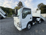 車両左側:いすゞエルフセーフティ―ローダーダンプです‼️車検整備1年付✨積載3t💪✨車両左ローダー作動レバー,右に作動スイッチございます‼️キャビン内にはPTOスイッチ有😊👍お気軽にお問合せ下さい🍀
