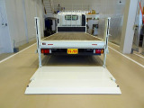 2段折れ式垂直パワーゲート 800kg 極東開発/V801C-1MKT2 長:130cm/有効長:117cm 幅:205cm/有効幅:184cm 左リア支柱PGスイッチ