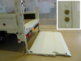 2段折れ式垂直パワーゲート 800kg 極東開発/V801C-1MKT2 長:130cm/有効長:117cm 幅:205cm/有効幅:184cm 左リア支柱PGスイッチ